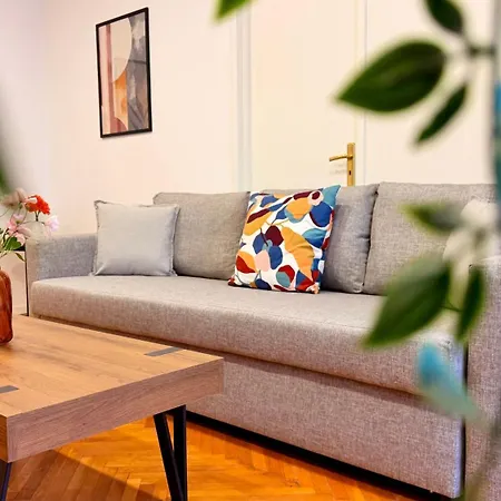 Grand Living - Spacious 3 Bedroom Near Kiseleff Park *